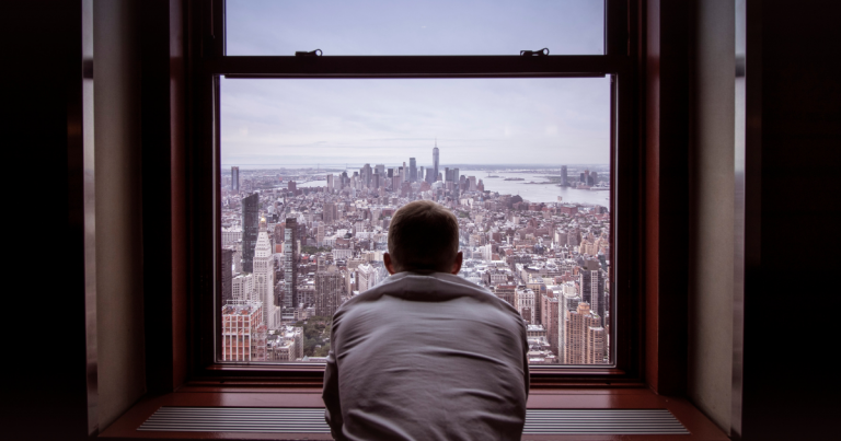 Mente subconscia, uomo che guarda la vita davanti a sé - Blog