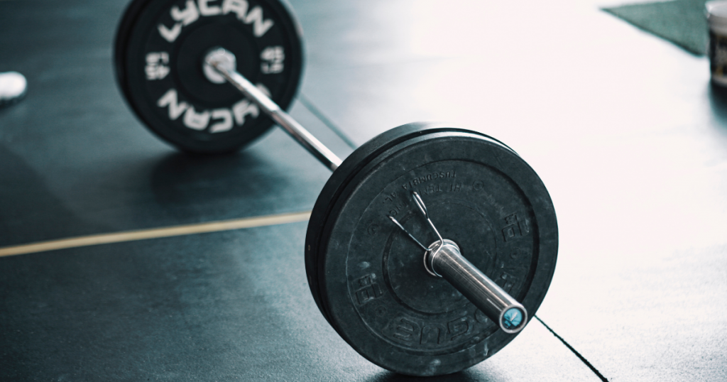 Bilanciere con sovraccarichi per l'allenamento funzionale - Pilastro dell'Allenamento del programma Holistic Wellness di Andrea Balistreri