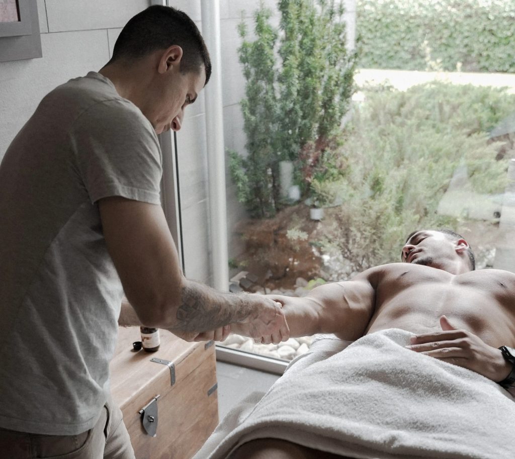 Massaggio decontratturante ad un atleta PRO di Bodybuilding
